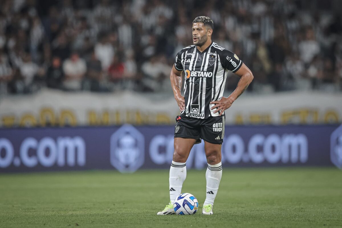 Hulk com a bola em jogo realizado no Estádio do Mineirão