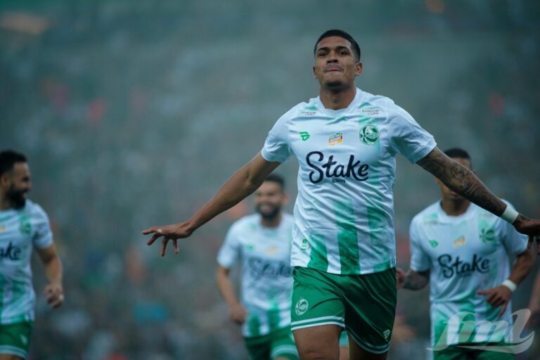 Atleta do Juventude correndo e comemorando gol marcado