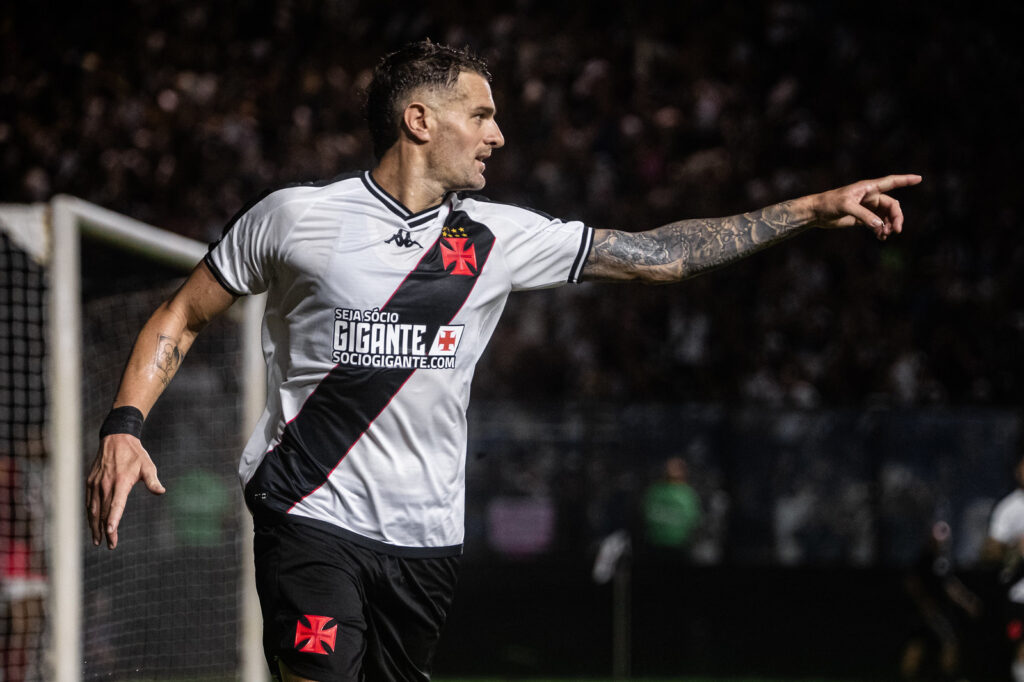 Vegetti comemorando gol pelo Vasco da Gama