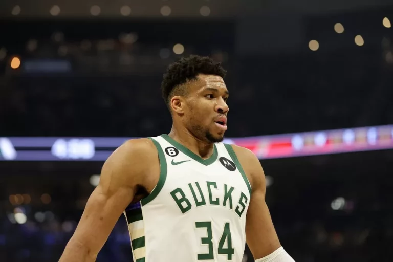 Atleta Giannis Antetokounmpo em ação pelo Bucks. Foto: Stacy Revere/Milwaukee Bucks