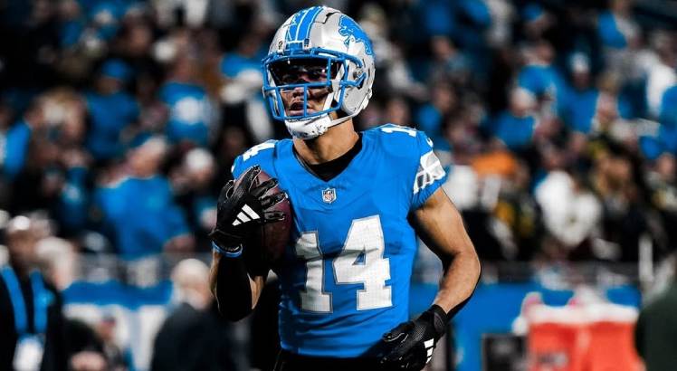 Jogador Amon-Ra St. Brown em ação pelo Detroit Lions.