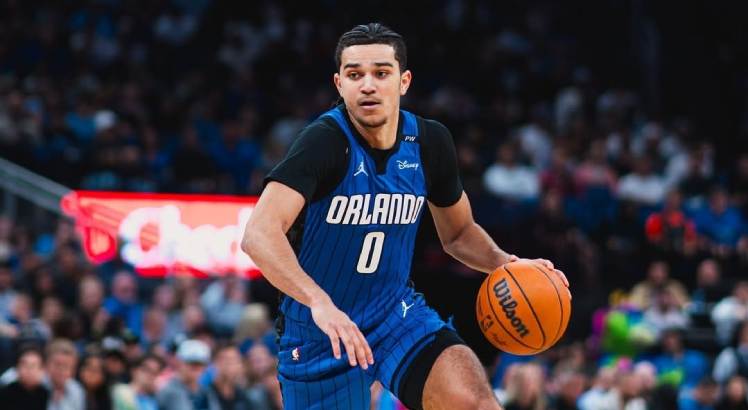 Jogador Anthony Black em ação pelo Orlando Magic na NBA.