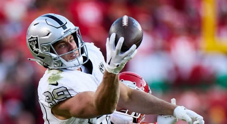 Jogador Brock Bowers em ação pelo Raiders.