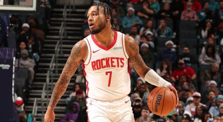 Jogador Cam Whitmore em ação pelo Rockets em partida de NBA.