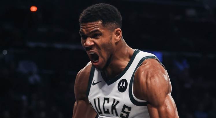 Atleta Giannis Antetokounmpo comemora pelo Bucks.