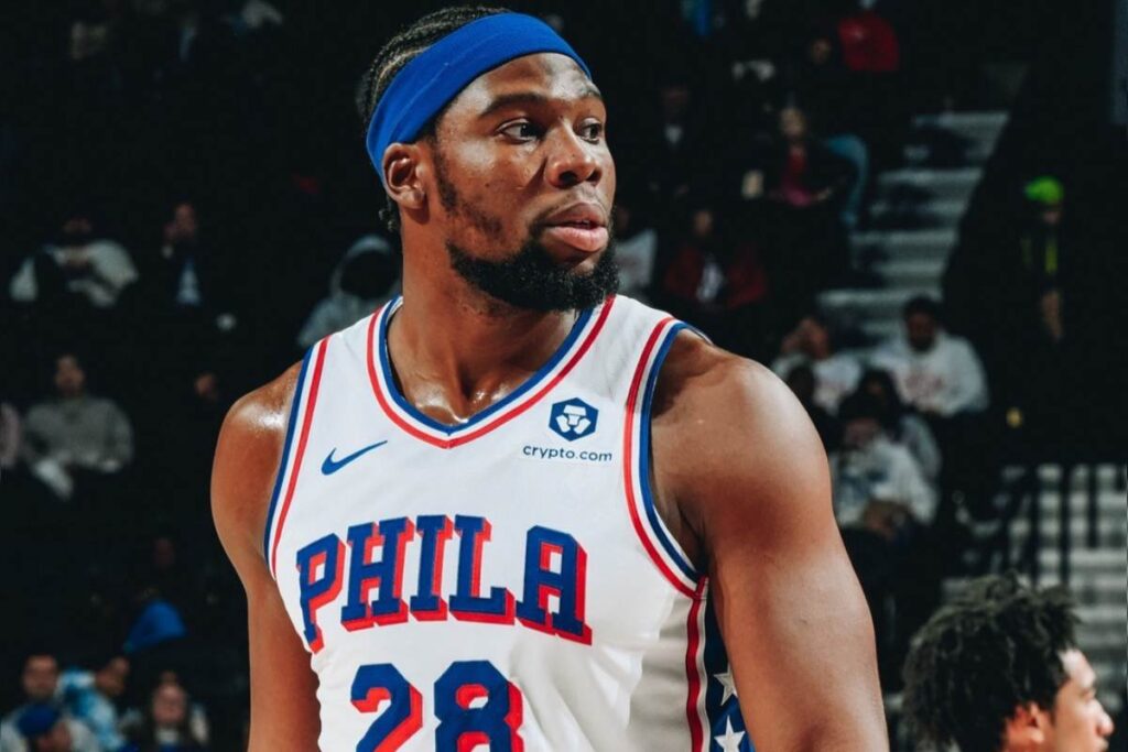 Jogador Guerschon Yabusele em ação pelo 76ers.