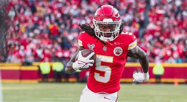 Jogador Hollywood Brown em ação pelo Chiefs em partida na NFL.