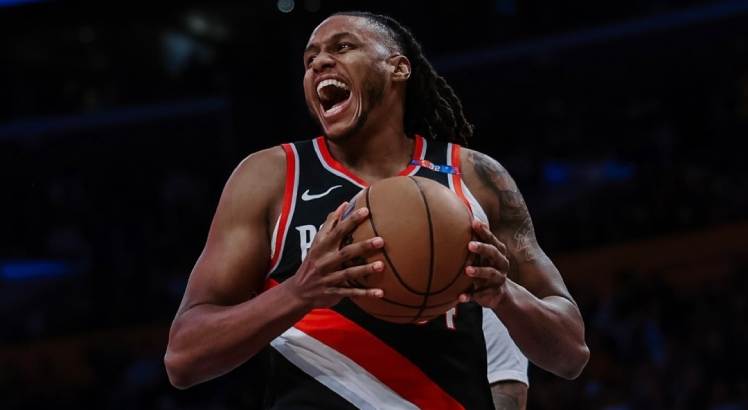 Jogador Jabari Walker em ação pelo Blazers.