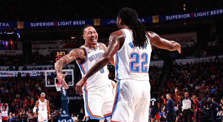 Jogadores Jaylin Williams e Jogador de basquete americano comemoram pelo Thunder em partida da NBA.