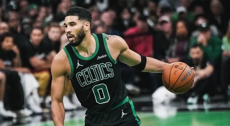 Atleta Jayson Tatum em ação pelo Celtics.