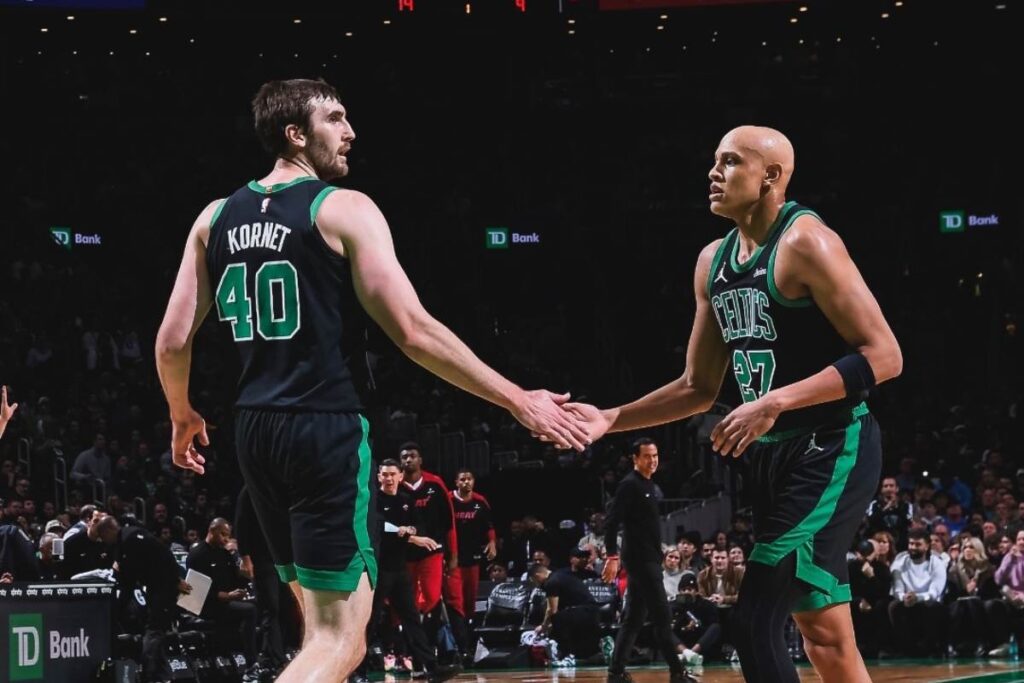 Jogadores do Boston Celtic comemoram em partida da NBA.