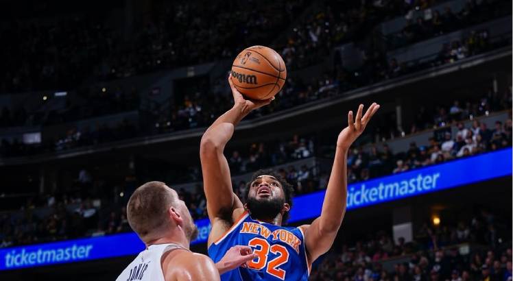 Jogador Karl-Anthony Towns do Knicks em partida da NBA.