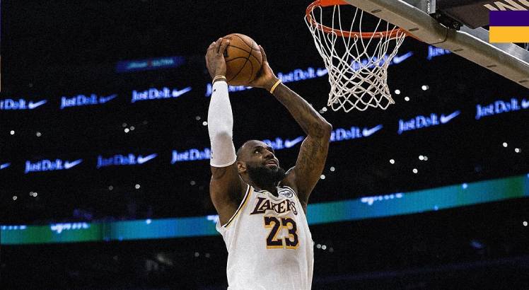 Jogador LeBron James em ação pelo Lakers.