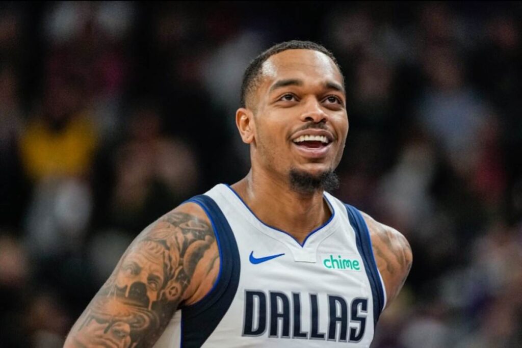 Atleta PJ Washington em ação pelo Dallas Mavericks.