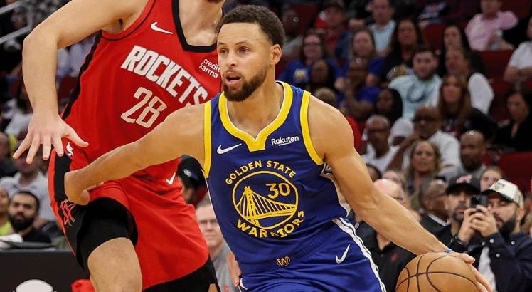 Jogador Stephen Curry em ação pelo Golden State Warriors na NBA.