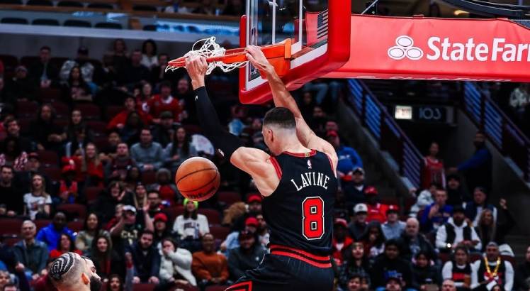 Jogador Zach LaVine marca ponto pelo Bulls na NBA.